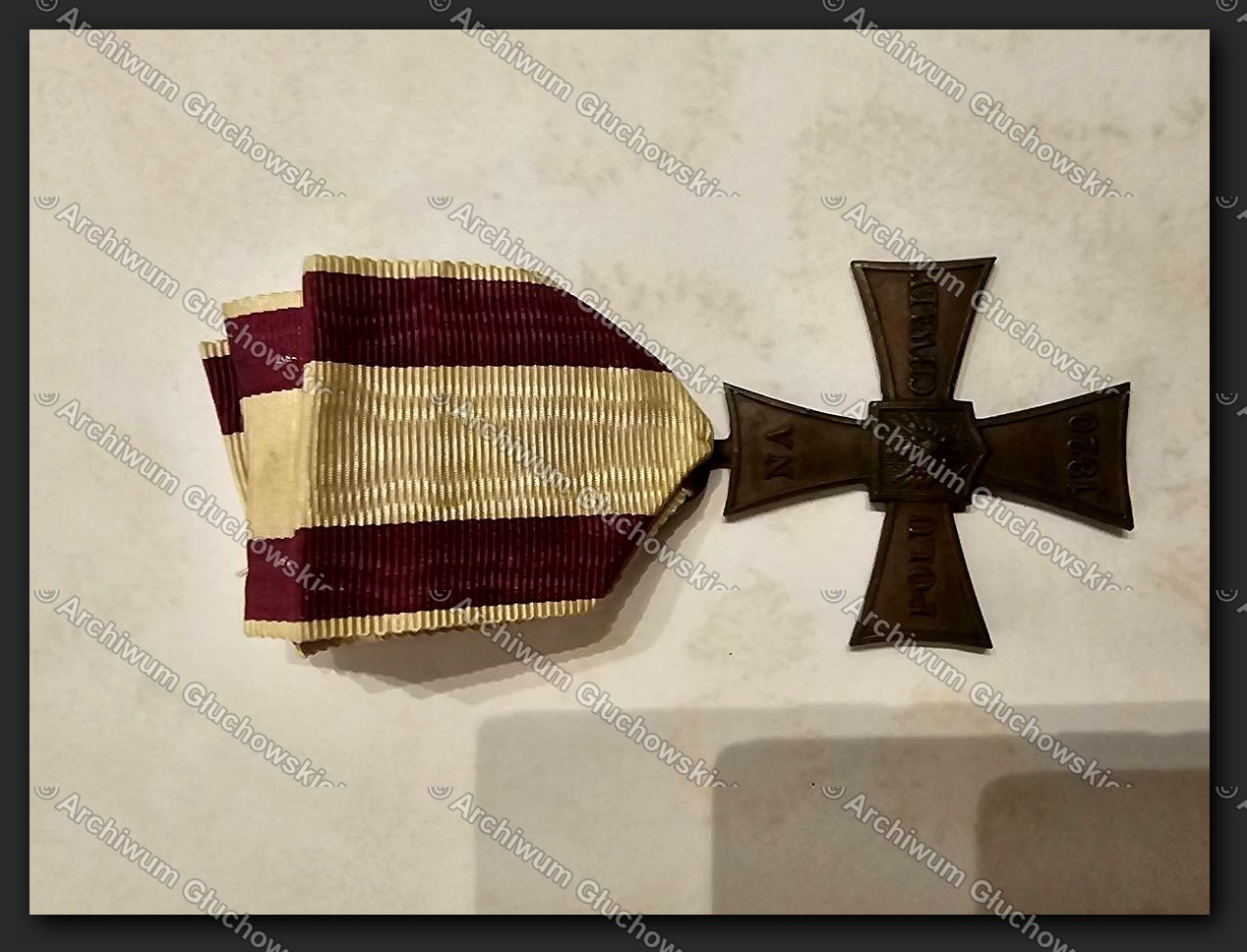 Krzyż Walecznych — fizyczne odznaczenie z wstążką, napis 'NA POLU CHWAŁY 1920'