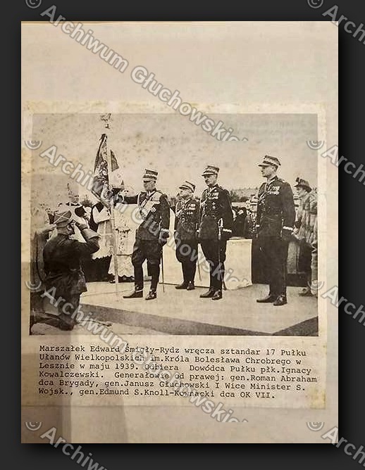 Fotokopia prasowa — Śmigły-Rydz wręcza sztandar 17 P.Uł.