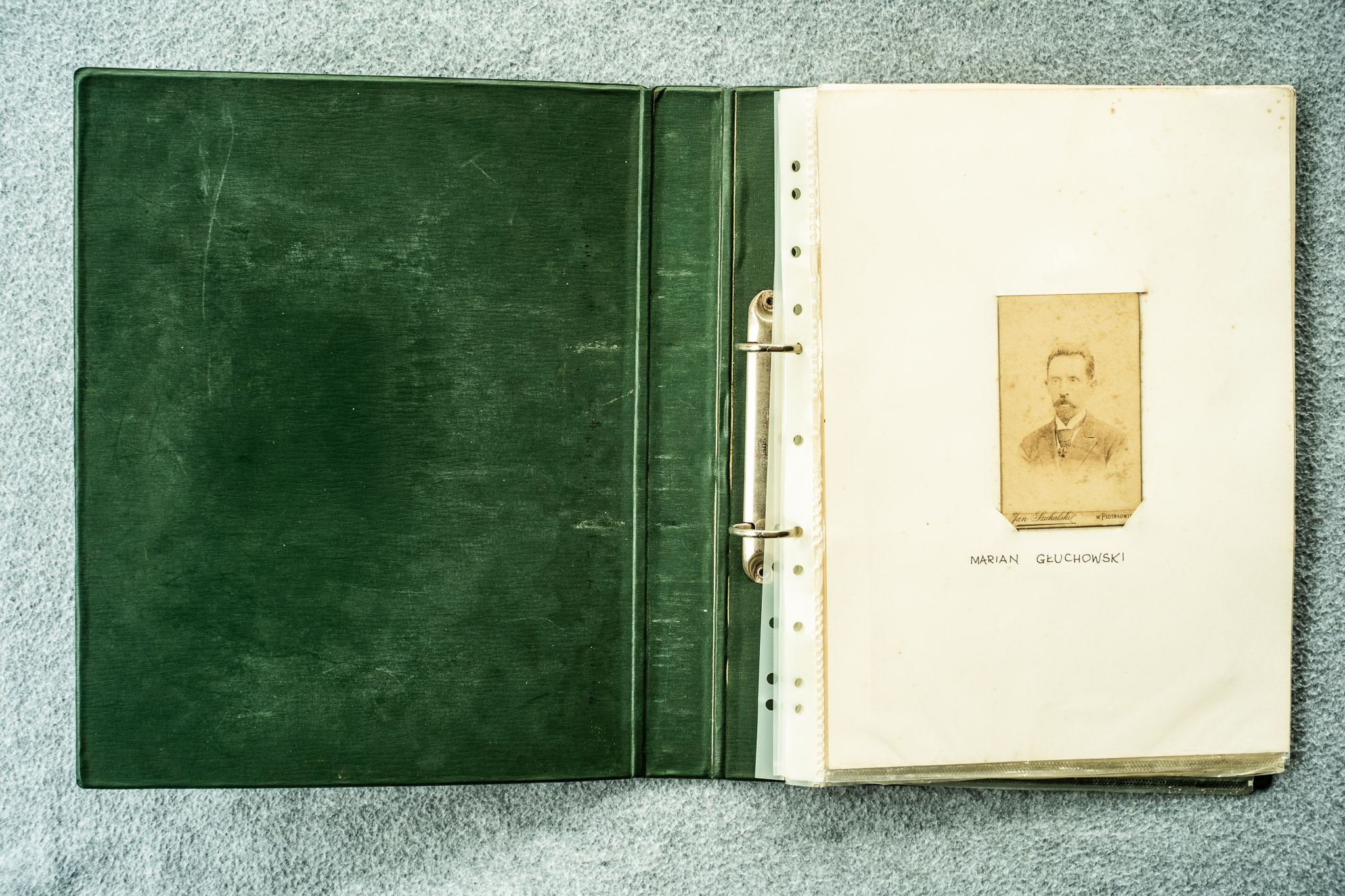 Portret studyjny mężczyzny w typie CDV — atrybucja albumowa: "MARIAN GŁUCHOWSKI"