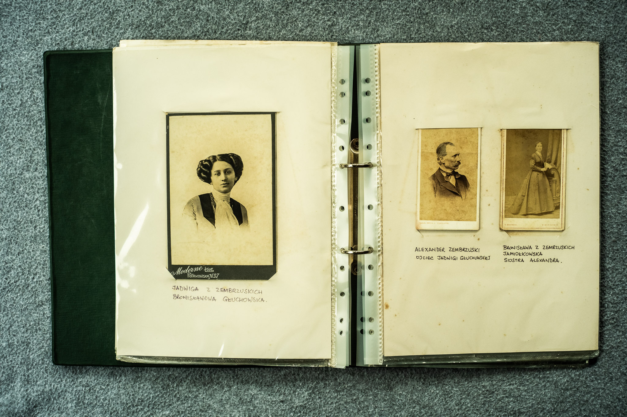 Portret studyjny kobiety w typie cabinet — atrybucja albumowa: "JADWIGA Z ZEMBRZUSKICH BRONISŁAWOWA GŁUCHOWSKA" (atelier "Moderne" Łódź)