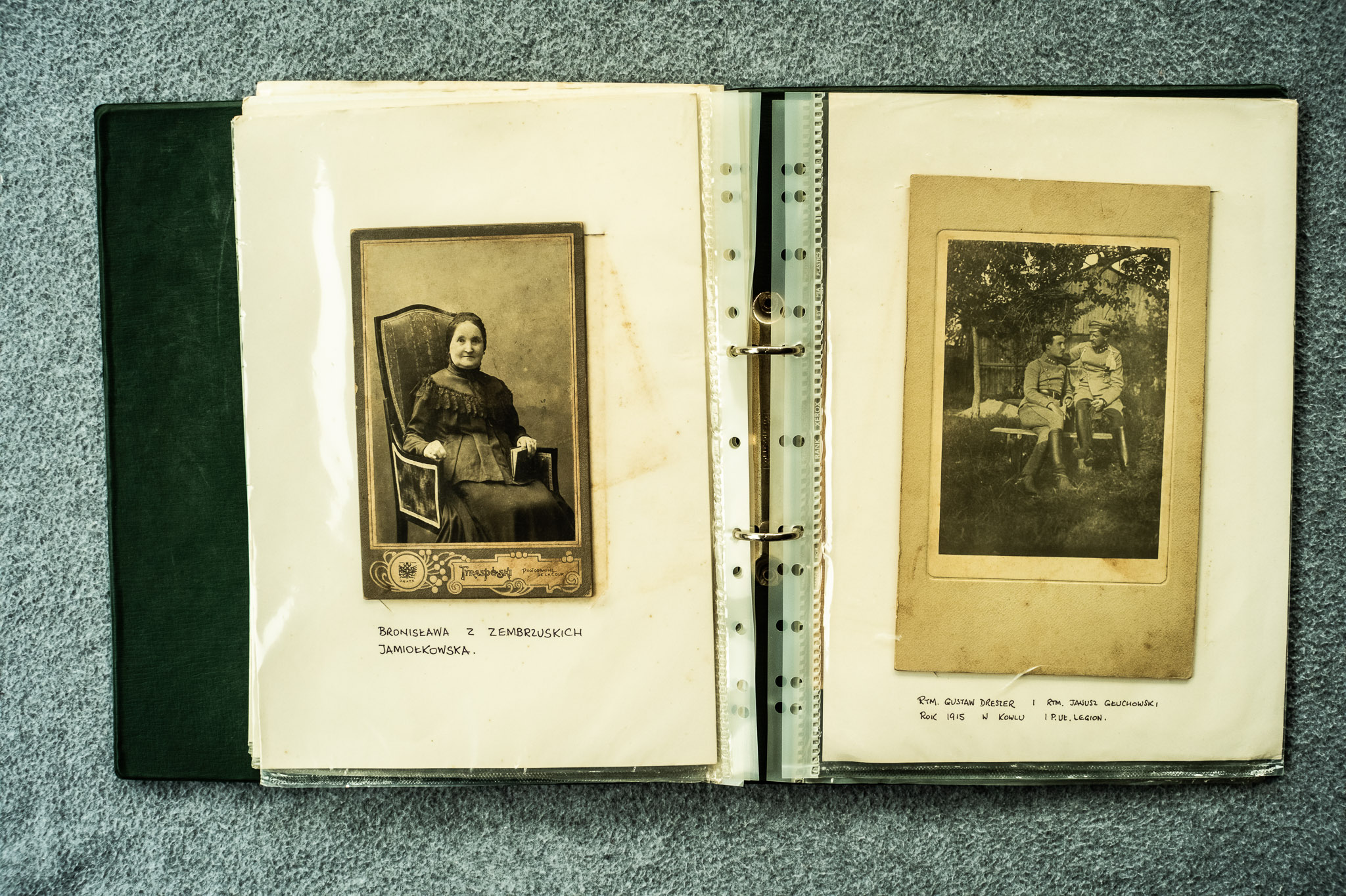 Portret studyjny kobiety starszej w typie cabinet (siedząca w fotelu) — atrybucja albumowa: "BRONISŁAWA Z ZEMBRZUSKICH JAMIOŁKOWSKA" (drugie ujęcie, wiek dojrzały)