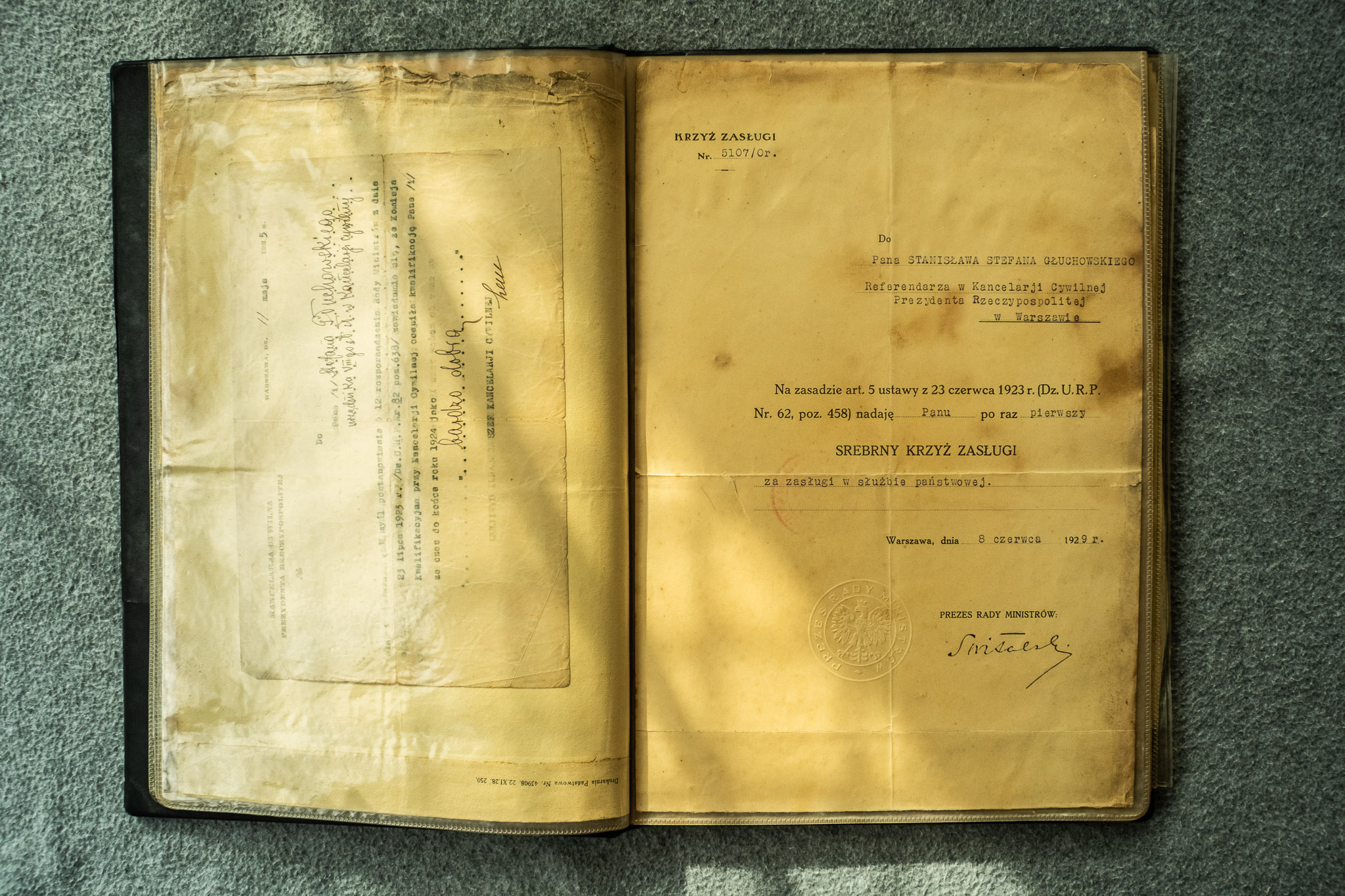 Dekret nadania Srebrnego Krzyża Zasługi po raz pierwszy Stanisławowi Stefanowi Głuchowskiemu, Referendarzowi Kancelarji Cywilnej Prezydenta RP, Warszawa 8.VI.1929, Nr 2107/Cyw., podpis Prezesa Rady Ministrów Kazimierza Świtalskiego