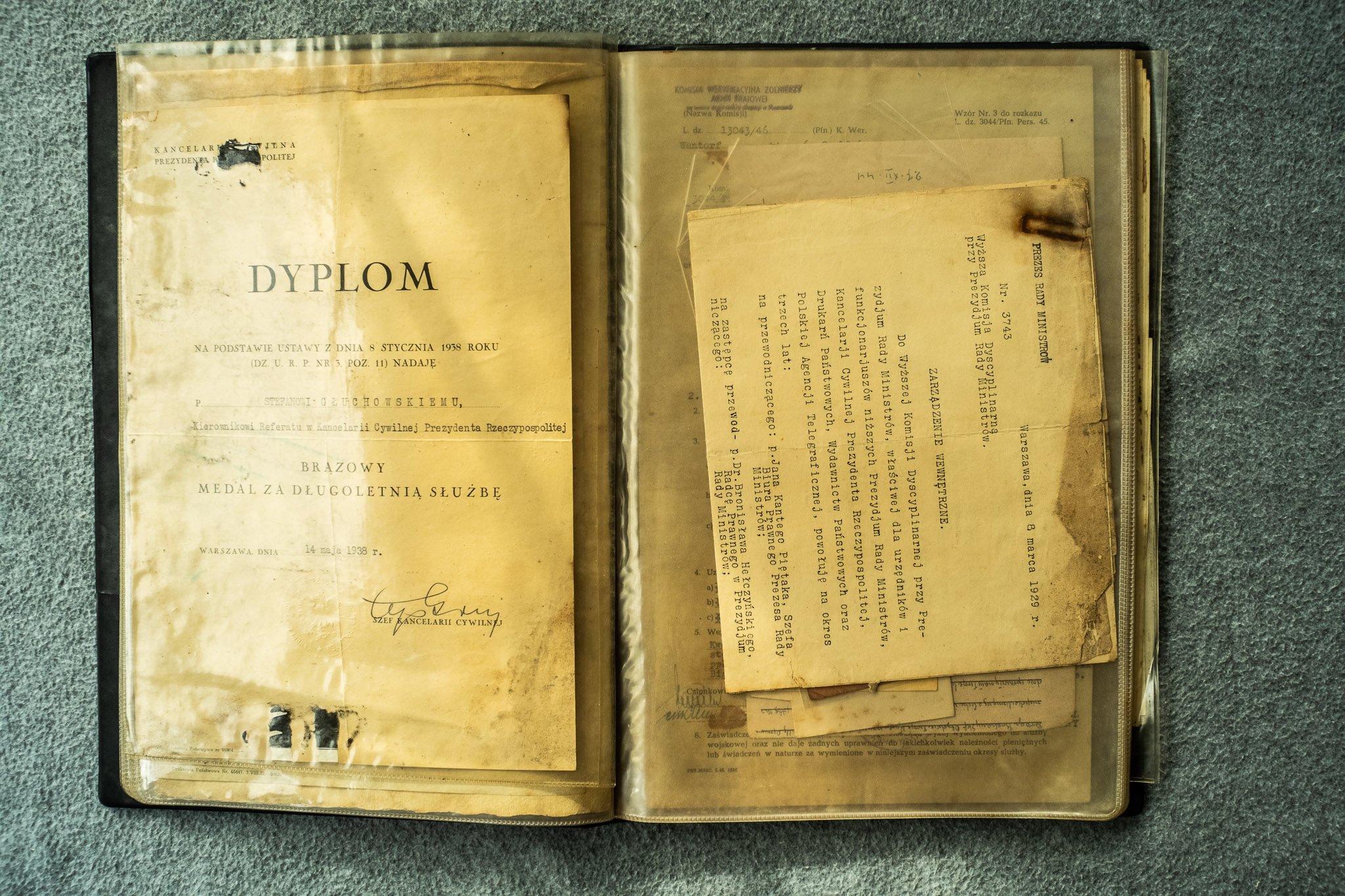 Dyplom nadania Brązowego Medalu za Długoletnią Służbę Stanisławowi Stefanowi Głuchowskiemu Kierownikowi Referatu w Kanc. Cyw. P.R., Warszawa 14.X.1938