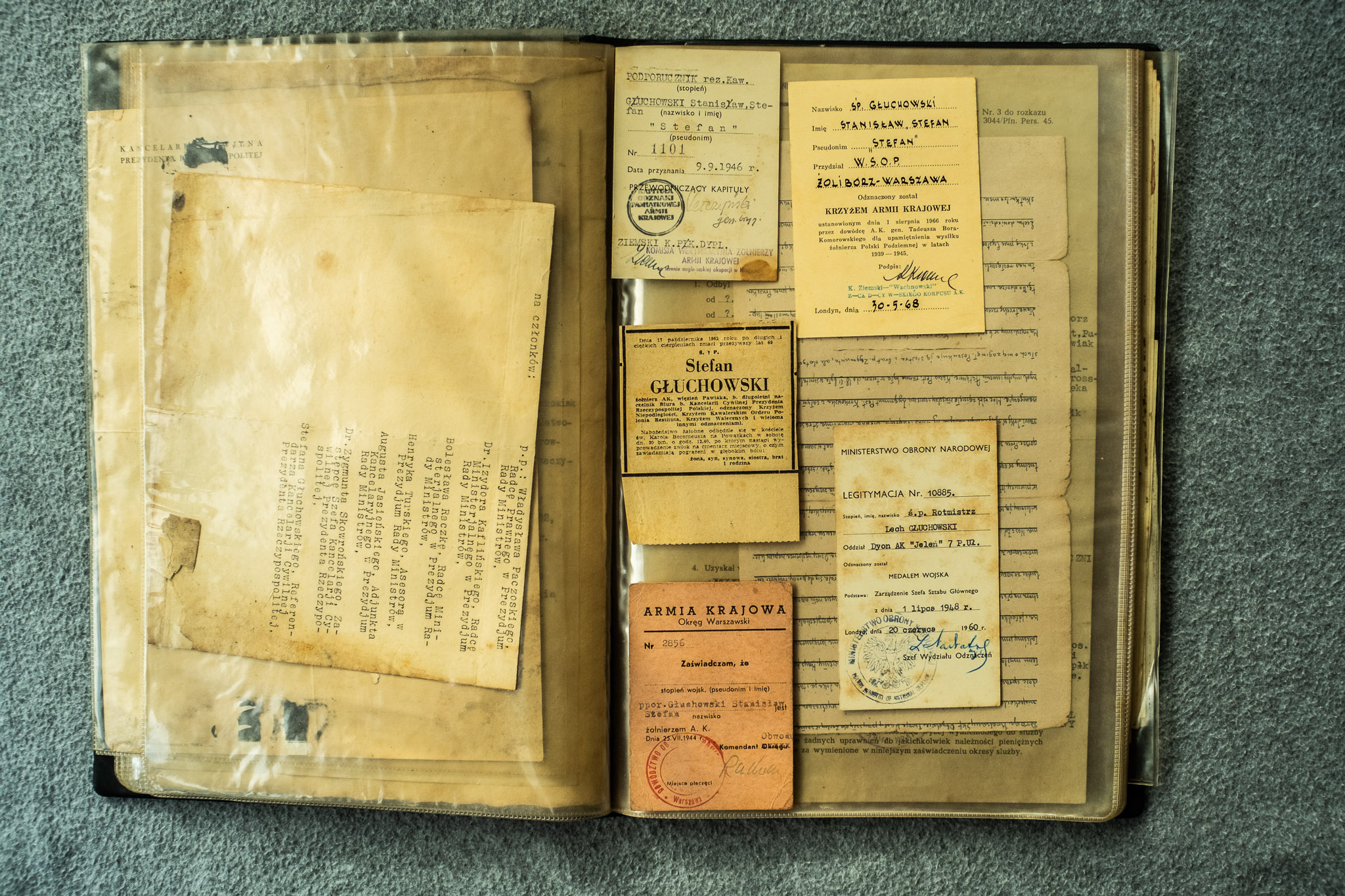 Zaświadczenie Komendanta Obwodu AK Warszawa dla Stefana Głuchowskiego (rocznik 1893) — formularz powojenny