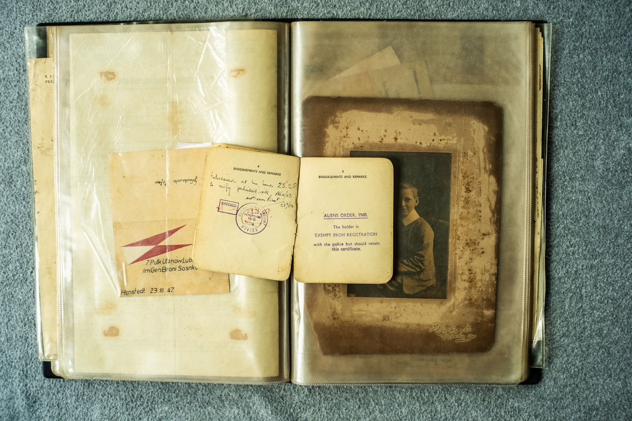 Książeczka paszportowa Aliens Order 1920 gen. Janusza Głuchowskiego — strony wewnętrzne (Endorsements and Remarks, Notice to the Holder, certyfikat Exempt from Registration, A 274752), 4 ujęcia szczegółowe DSCF6902-6905