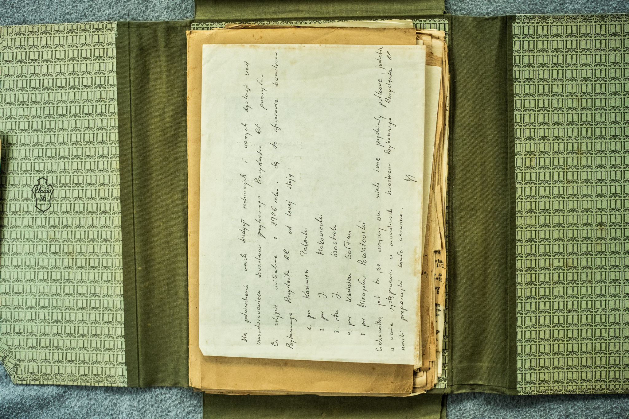 Rękopis odręczny — list lub notatka wspomnieniowa z listą 5 osób (Karinwa Pelinka, Mehowska, Sostlnk, SortFur, Mieszysku Pierechowej), papier ślubowy/urzędowy (DSCF6970)
