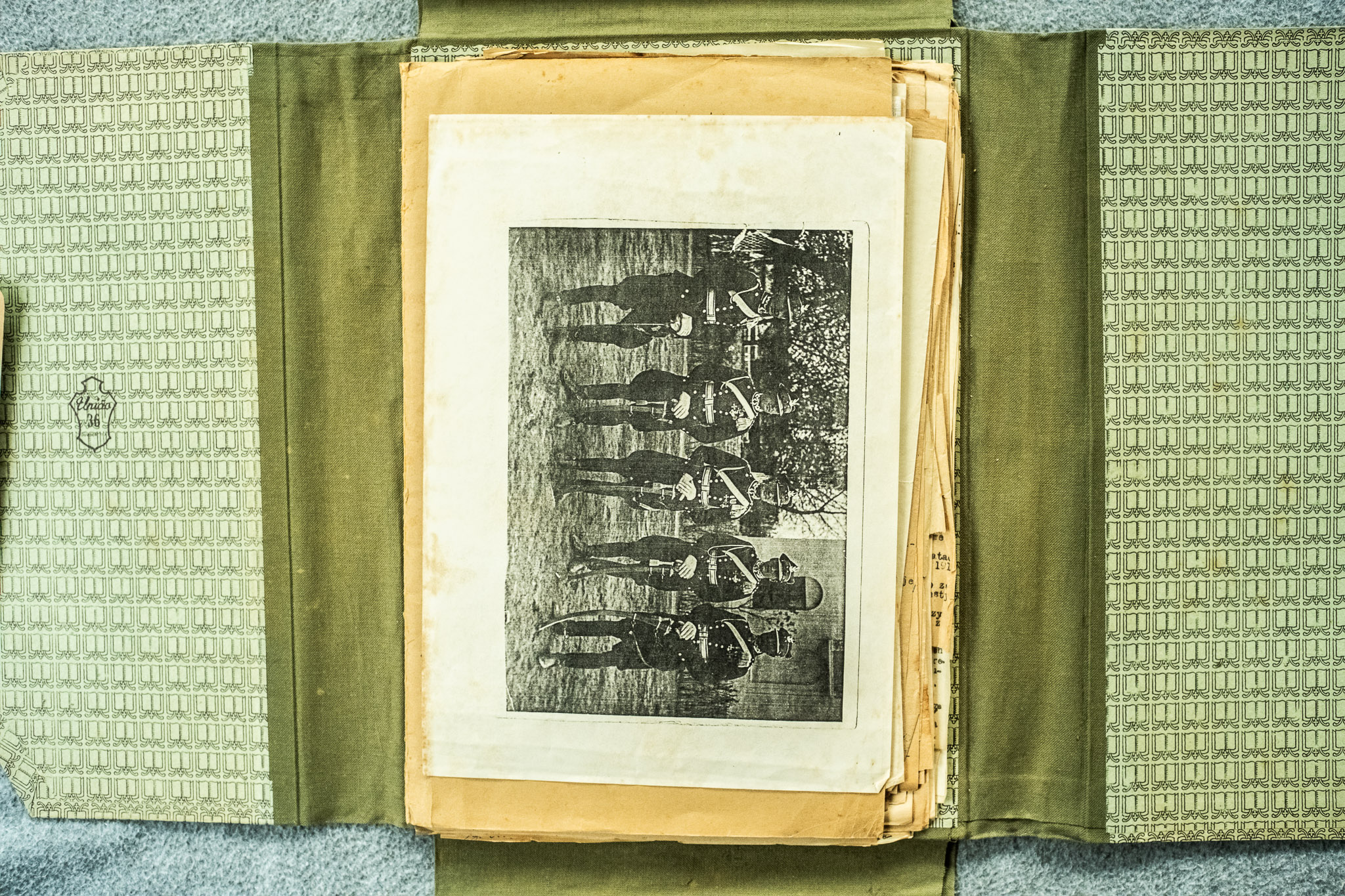 Fotografia grupowa oficerów polskich w mundurach, format cabinet poziomy, sepia — JEDYNA duza fotografia w teczce JELEN (DSCF6971)