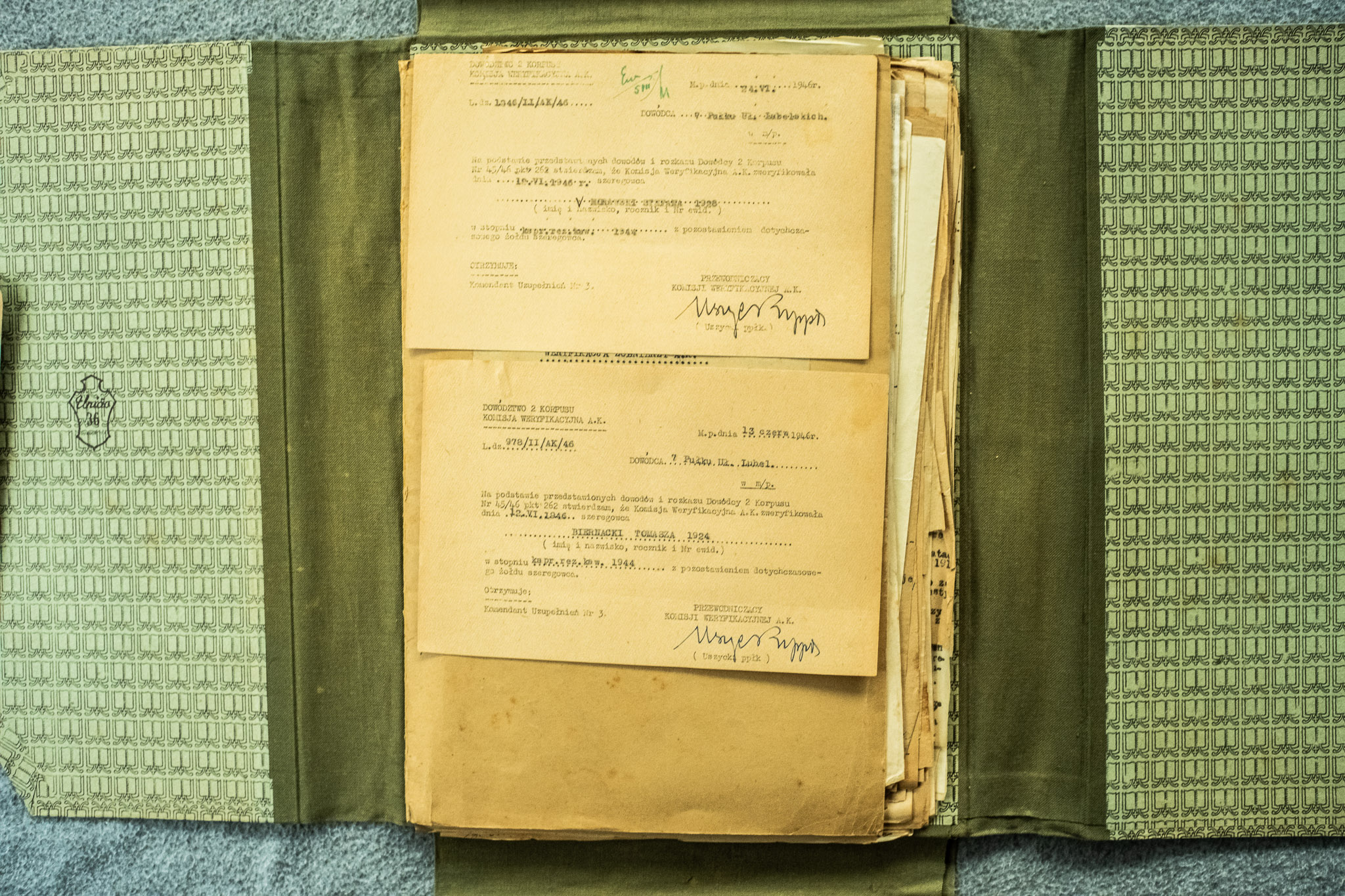2 dokumenty weryfikacyjne AK Komisji 9 Korpusu — GORATTSEK Bowidaw r.1924 + USZWORKI Tomszk r.1924, oba 12.X.1946, podpis płk J. Uszycki (DSCF6972)