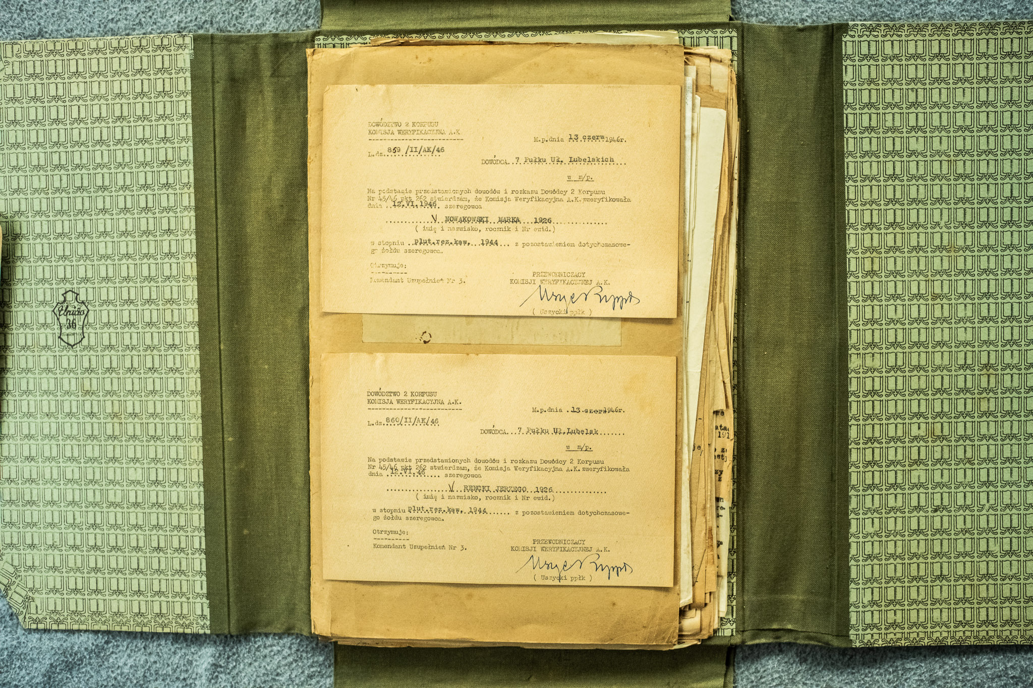 2 dokumenty weryfikacyjne AK — DOSANSKI Lucha r.1925 + ROBERT Zhanu r.1925, oba 23.IX.1946, podpis Uszycki (DSCF6973)