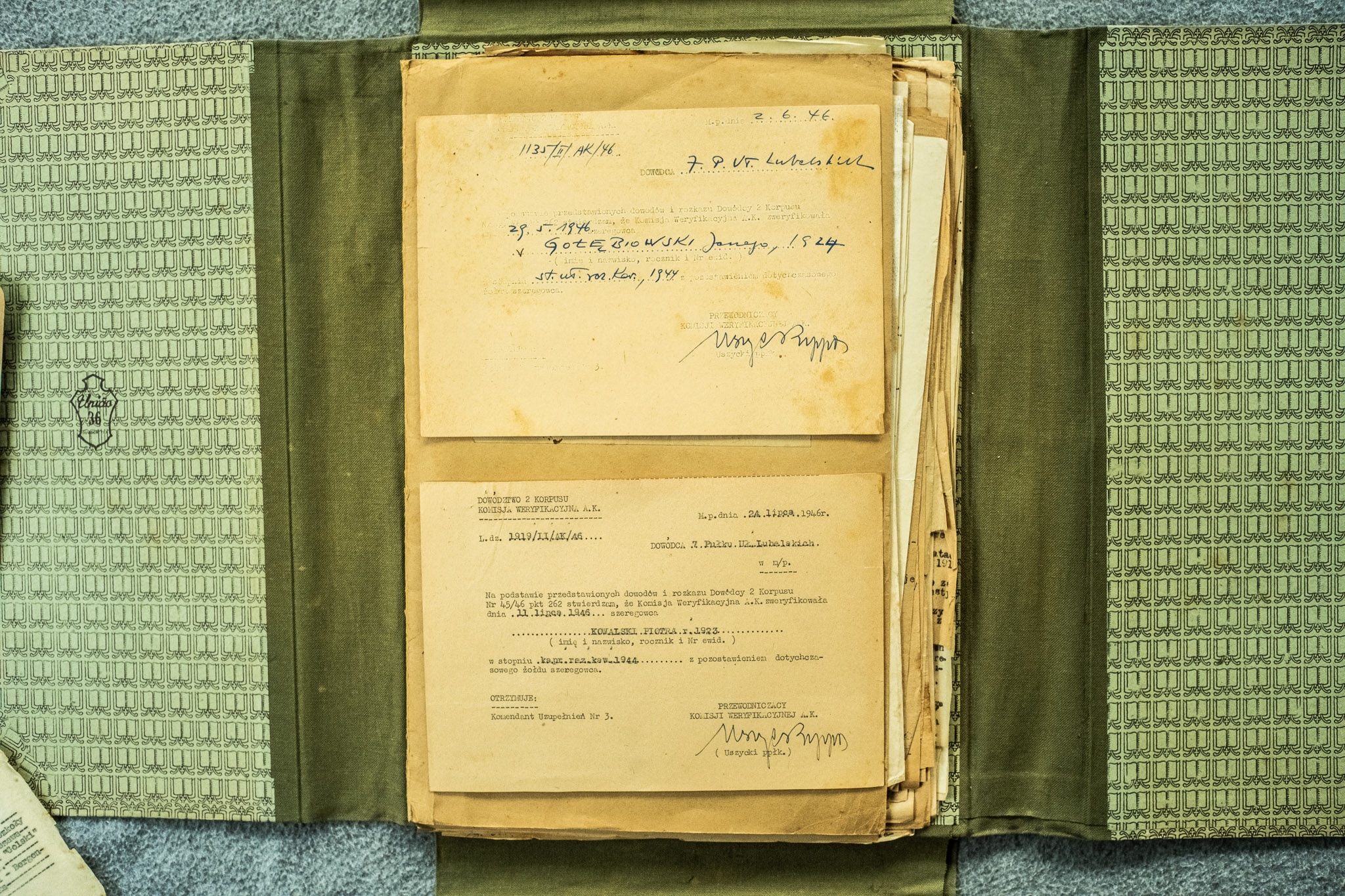 2 dokumenty: rękopis krótki ŻOŁKIEWSKI Junega r.1924 (28.V.1946) + formularz weryfikacyjny KOWALSKI Płotwa 9.1925 (11.II.1946), oba podpis Uszycki (DSCF6976)