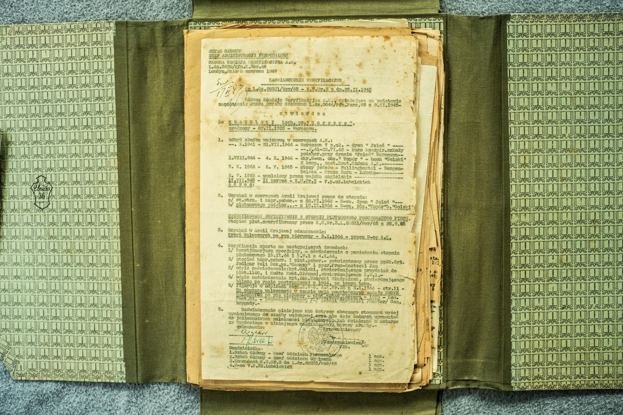 ★★★★★ PEŁNY ARKUSZ WERYFIKACYJNY KRADIRSKI Henz Falk r.1923 Warszawa, Sztab Główny / Ofic. Personalna PSZ / Komisja Weryfikacyjna AK, Londyn 6.VI.1947 (DSCF6977) — kompletna ścieżka biograficzna z odznaczeniami