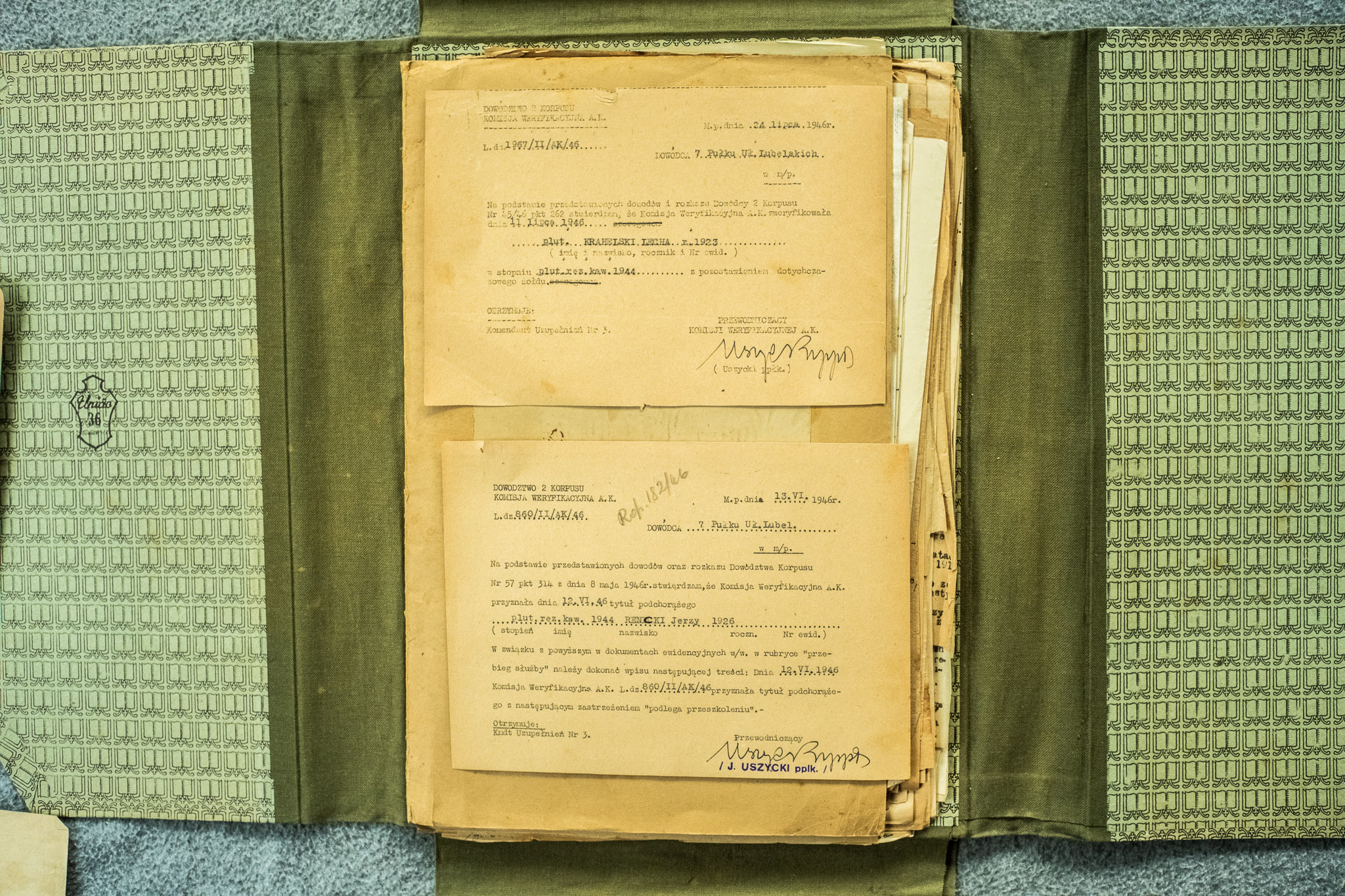 2 dokumenty weryfikacyjne AK — ABBANSKI Lucha r.1923 + RUDOWSKI Borysw r.1924, oba 28.X.1946, podpis Uszycki (DSCF6978)