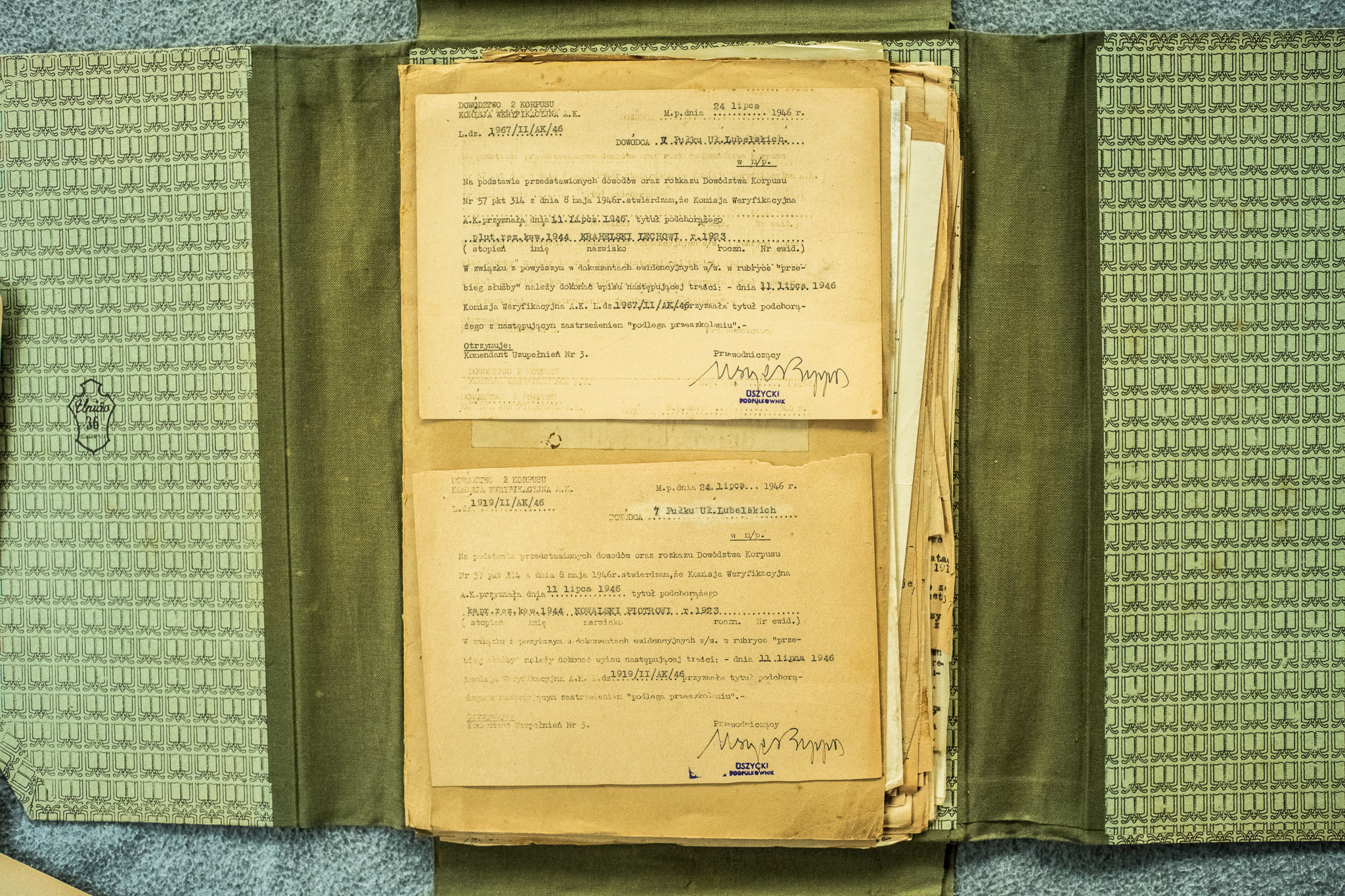 2 dokumenty weryfikacyjne AK — Brawcerszi Krzysztof + ROBARSZI Krzysztof (?), oba 11.VII.1946, podpis Uszycki (DSCF6979)