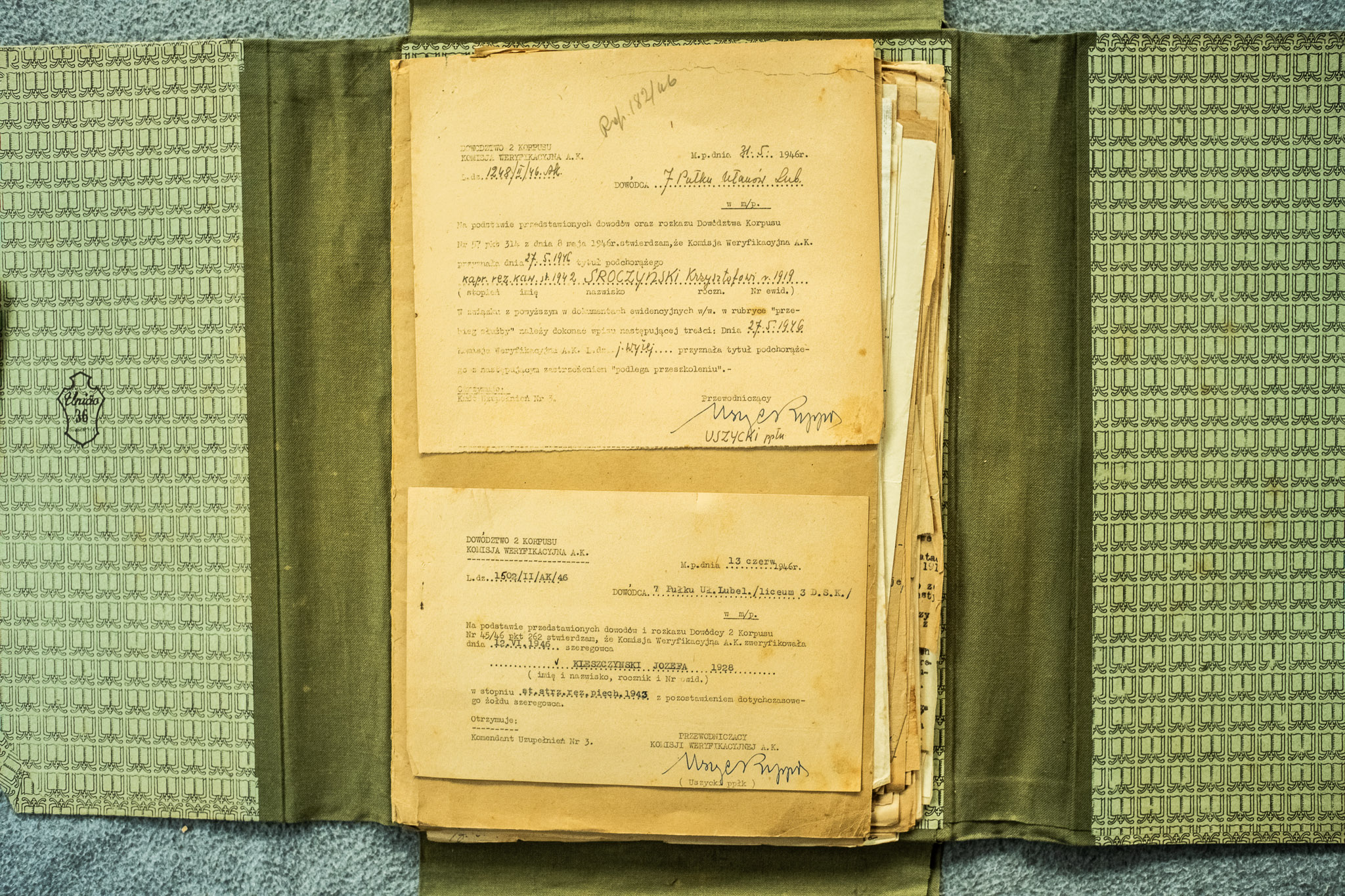 2 dokumenty weryfikacyjne AK 1946 — Bockicki Bohdan r.1923 + drugi żołnierz, podpis Uszycki płk. (DSCF6991, 2048px)