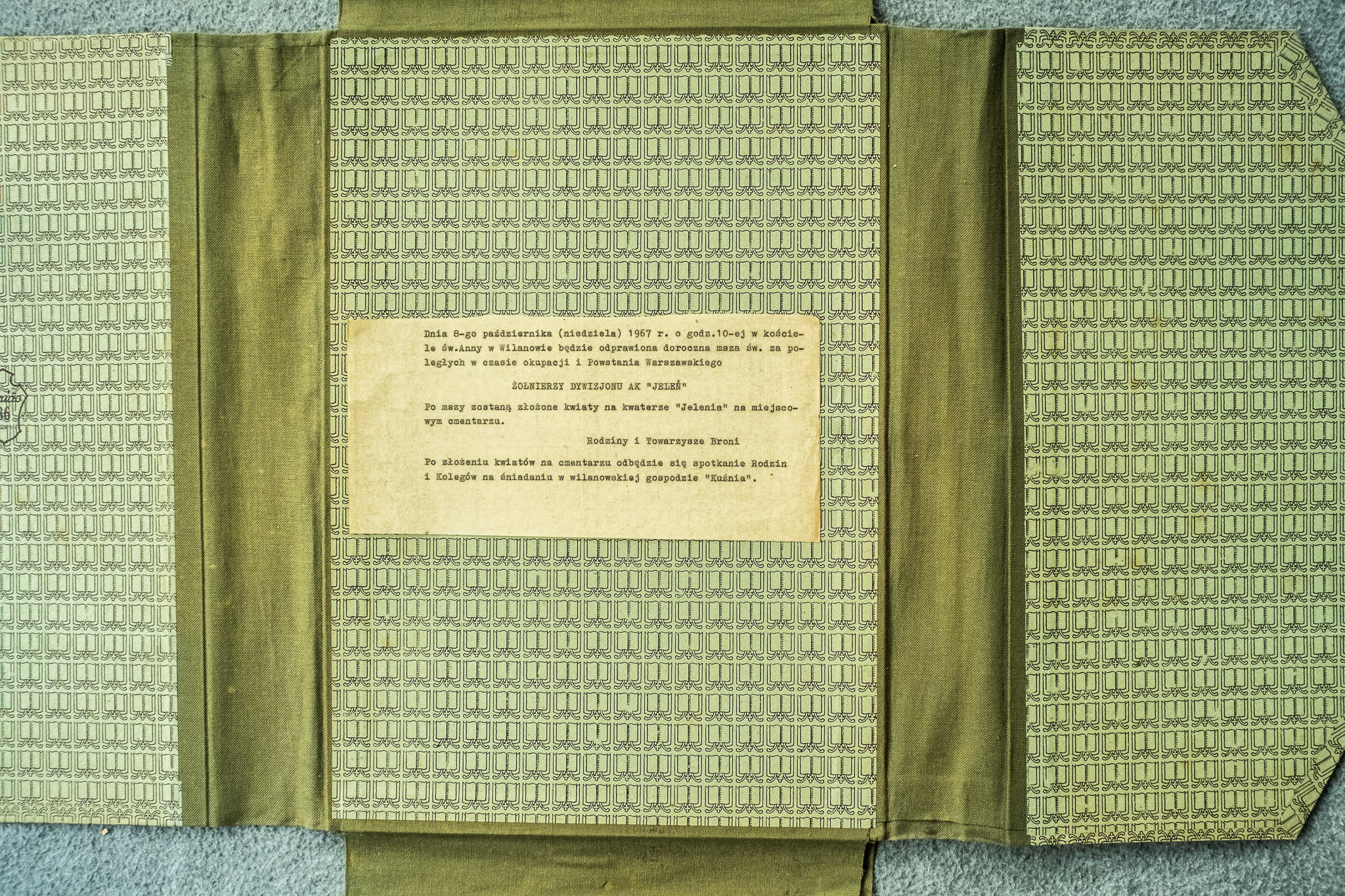 Drugie ujęcie obwieszczenia uroczystości 5.X.1947 (DSCF7006) — alternatywne ułożenie dokumentu V/878 w teczce