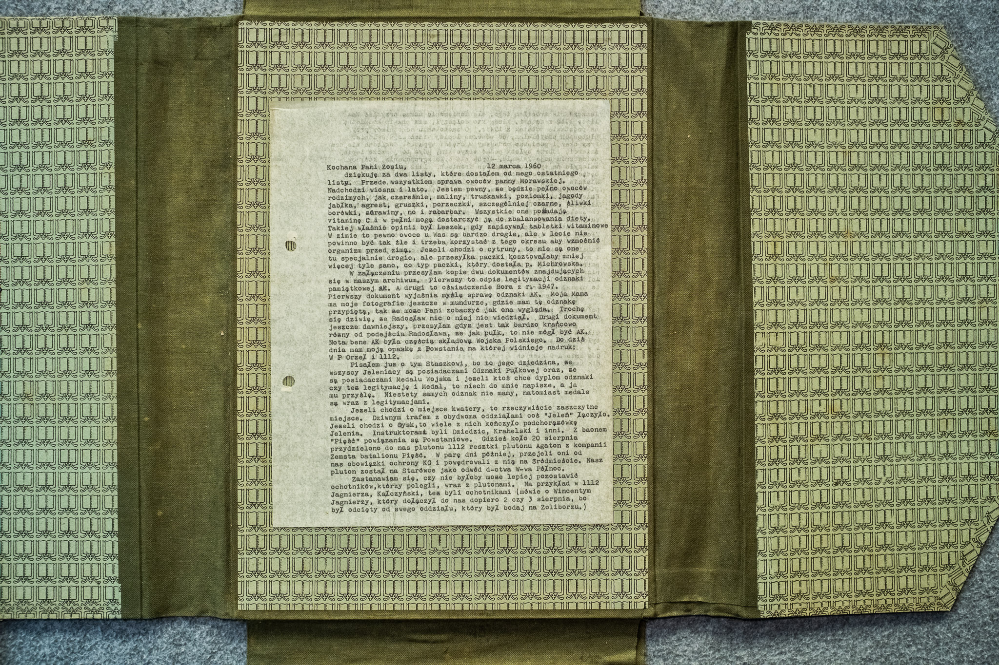 Dlugi list Wandy do Zosi 12.III.1960 - odznaki, plut.1112 (DSCF7222)