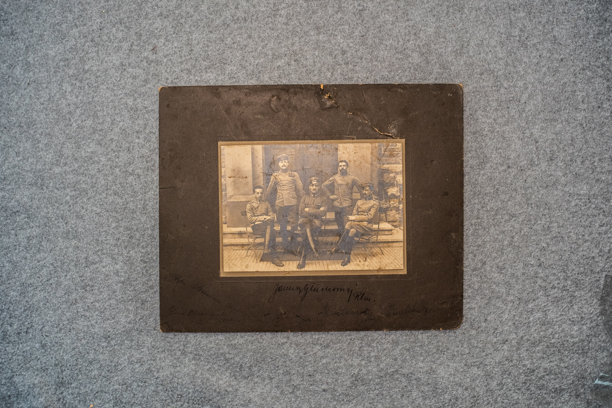 Fotografia grupowa w ozdobnej ramce sepia (format cabinet, ujęcie grupowe) — drobny zbiór luźnych fotografii na końcu dostawy (DSCF7260)