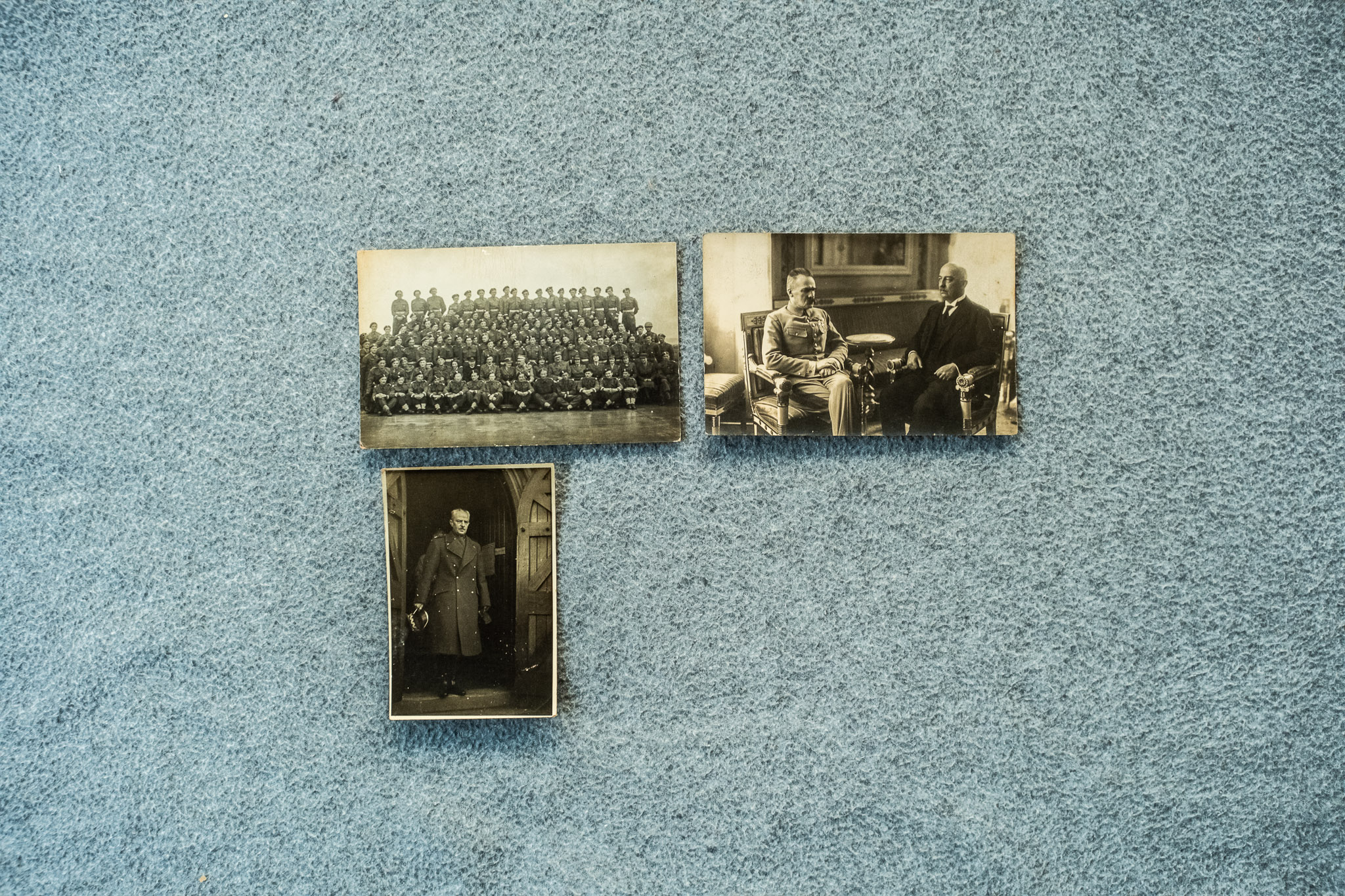 Dwie fotografie luźne na granatowym tle: LEWA — grupa wojskowa (~10 osób) + PRAWA — portret męski w kapeluszu (DSCF7263)
