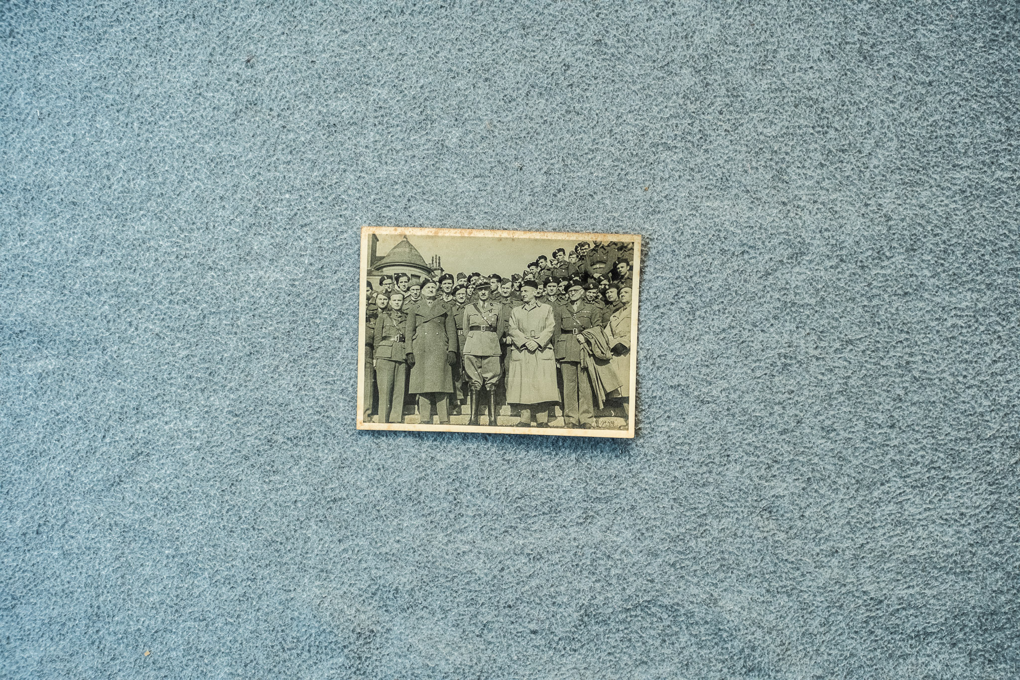 Fotografia grupowa luźna (~10 osób, sepia, format cabinet) — DSCF7267