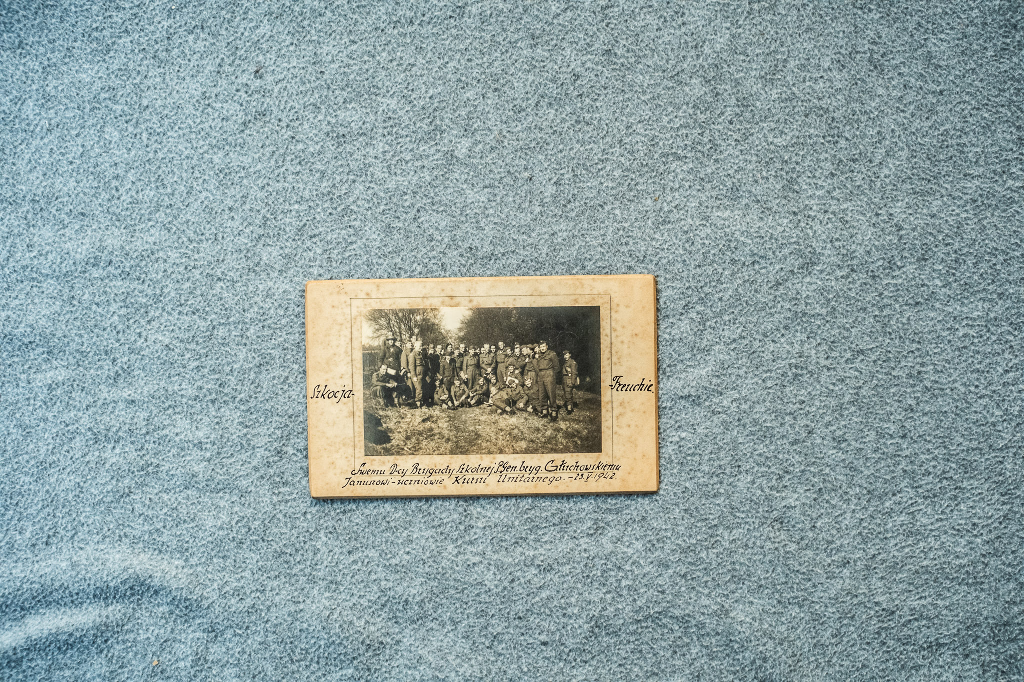 Fotografia grupowa z napisem identyfikacyjnym pod fotografią (cabinet, sepia) — DSCF7269
