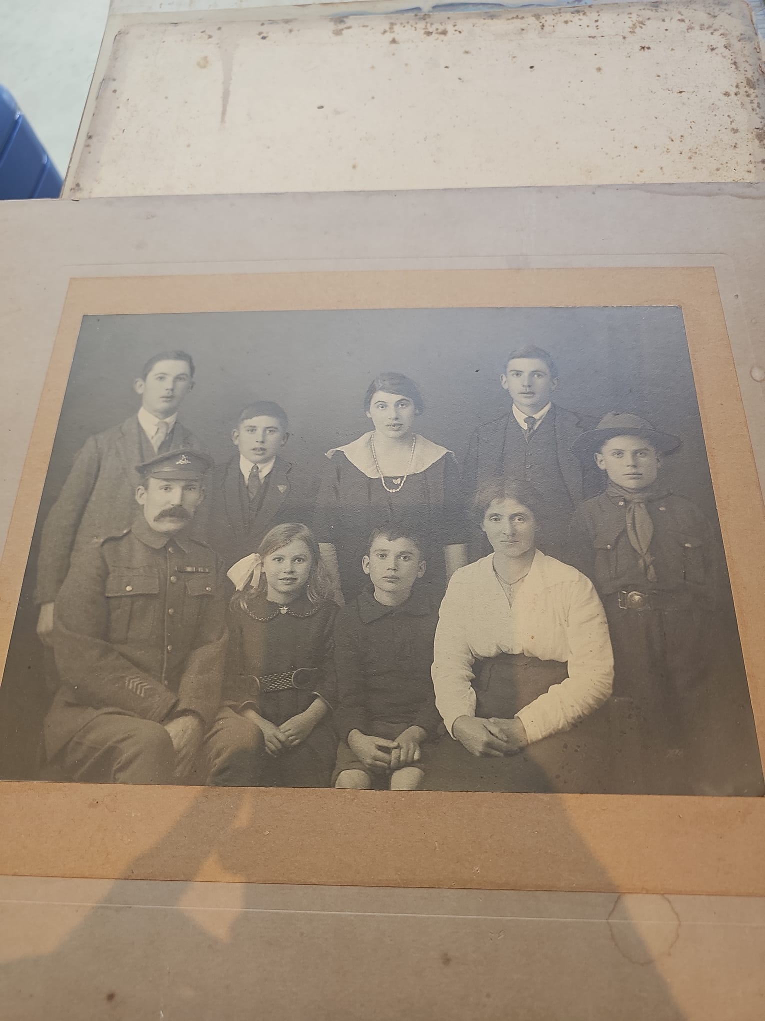 Fotografia rodzinna — portret grupowy 9 osób, ok. 1915-1918 (Royal Artillery)