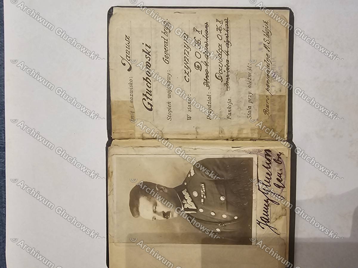 Legitymacja Wojskowa Gen. Bryg. Janusza Gluchowskiego — strona z fotografia i danymi osobowymi (element)