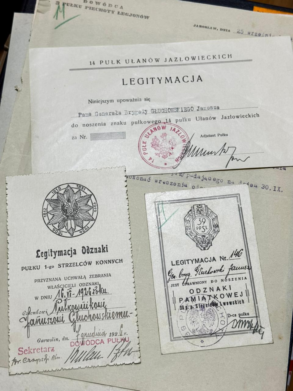Trzy legitymacje pulkowe gen. Janusza Gluchowskiego: 14 PU Jazlowieckich + 1 PSK Garwolin 1924 + 39 ppSL Lwow (zestaw)