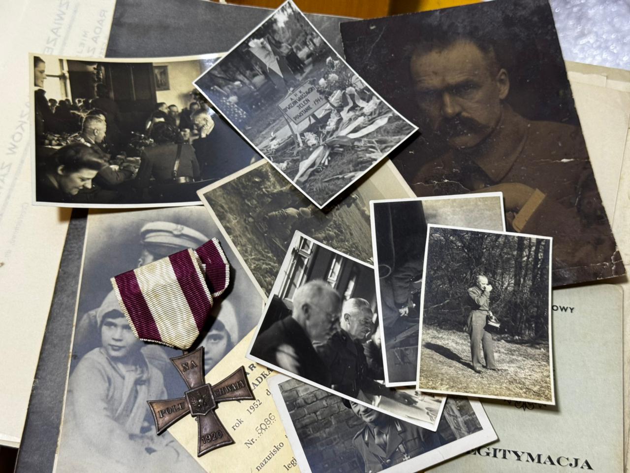 Zestaw pamiątek rodzinnych — Krzyż Walecznych (medal fizyczny), portret Piłsudskiego, fotografie rodzinne, pamiątka AK Jeleń Poznań 1944, legit. 'NARODOWY'