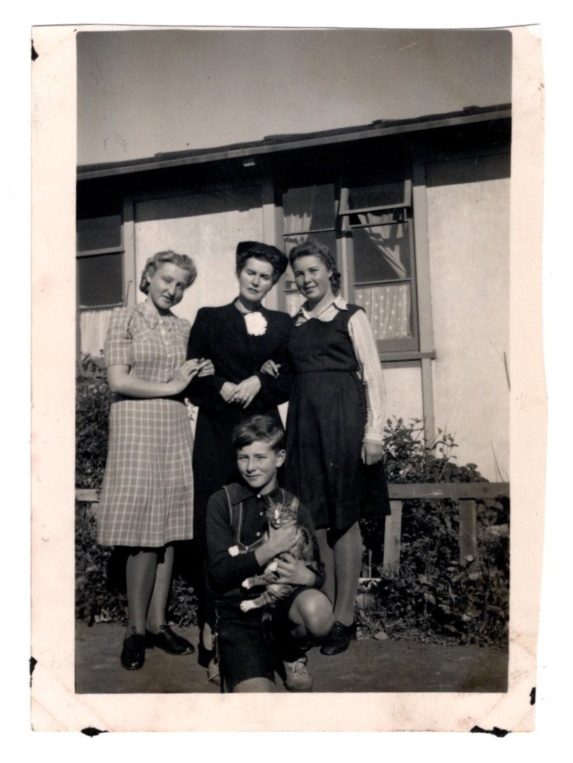 Fotografia rodziny Kalińskich — Pahiatua Camp, Nowa Zelandia, ok. 1945–1947