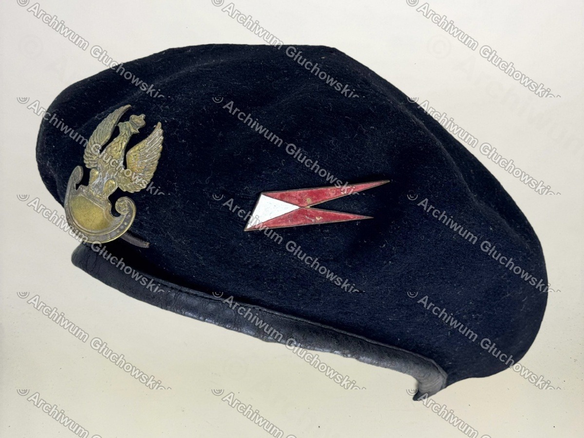 Beret ze śladem po kuli