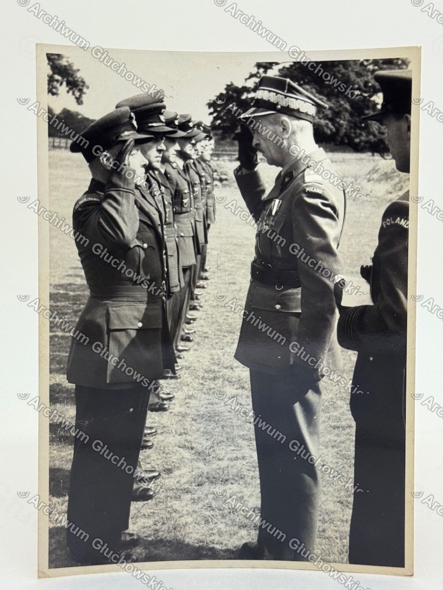 Fotografia — gen. Głuchowski wręcza odznaczenia żołnierzom, Szkocja 1941