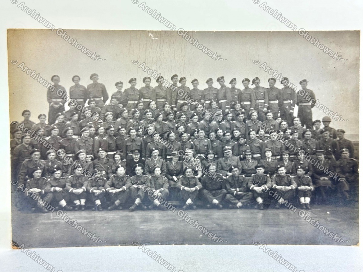 Fotografia — gen. Głuchowski wśród oficerów polskich, Podchorążówka, Szkocja
