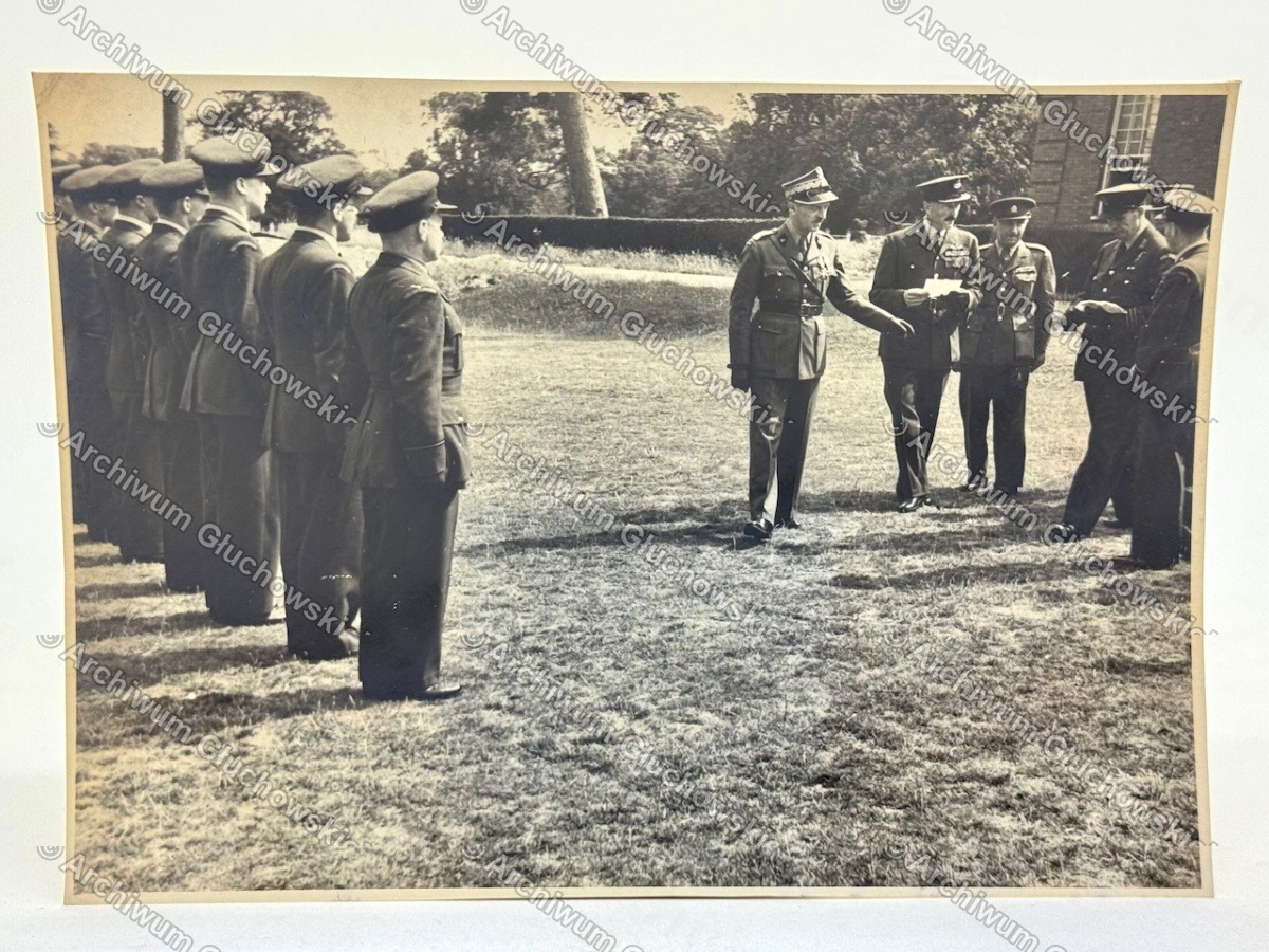 Fotografia — gen. Głuchowski podczas inspekcji oddziału polskich oficerów na emigracji