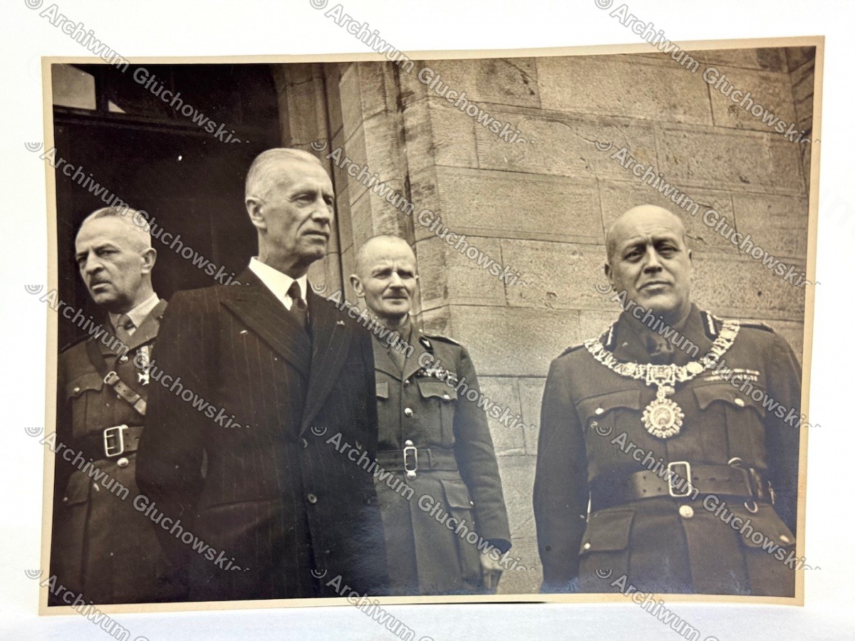 Gen. Głuchowski z brytyjskim Lord Provostem i polskim dygnitarzem — Szkocja