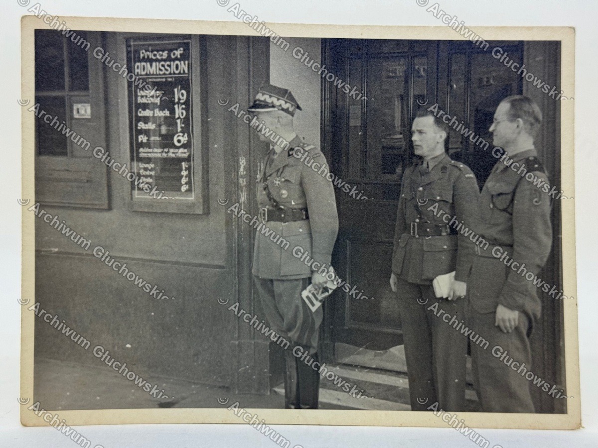 Fotografia — Zjazd Harcerzy w Dundee, 6.III.1945. Ppor. Kazimierz Sabbat (przyszły Prezydent RP na Uchodźstwie). Fot. Wł. Prytyś