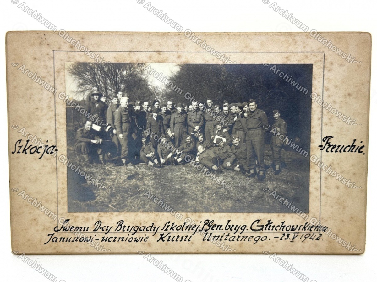 Fotografia dedykacyjna z Freuchie (Szkocja) — uczniowie Kursu Unitarnego dla gen. bryg. Głuchowskiego Janusza, Dowódcy Brygady Szkolnej, 23.V.1942
