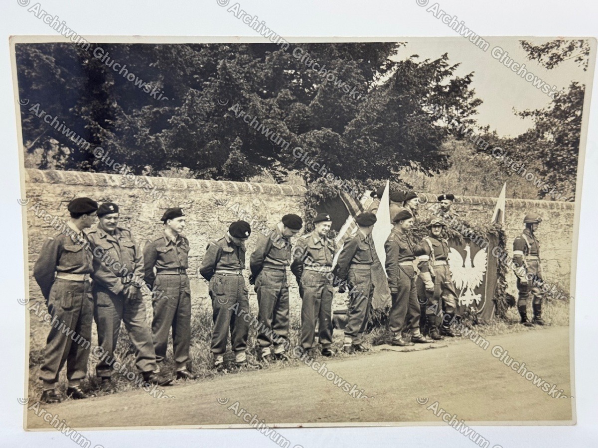 Fotografia — inspekcja wojskowa w Kelso (Szkocja), gen. Bór-Komorowski, Głuchowski i Mazur, 15 VI 1945