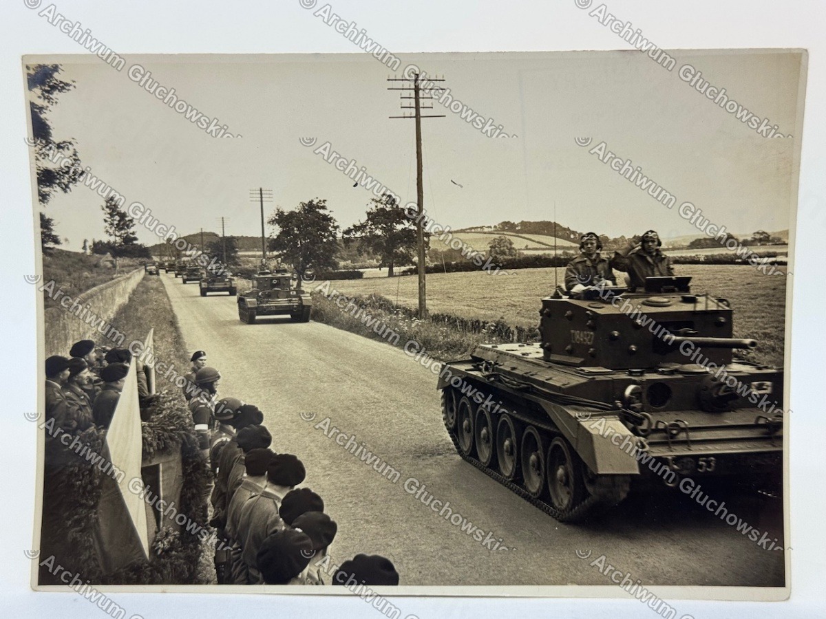 Fotografia — gen. Bór-Komorowski inspekuje polskie czołgi, parada 3. Pułku Pancernego, 15 VI 1945