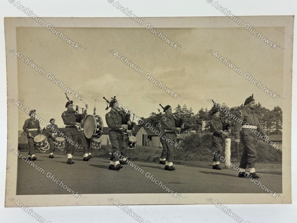 Fotografia — orkiestra dudziarska L. Sprusińskiego, batalion 4. Dywizji Piechoty, Szkocja, 1945