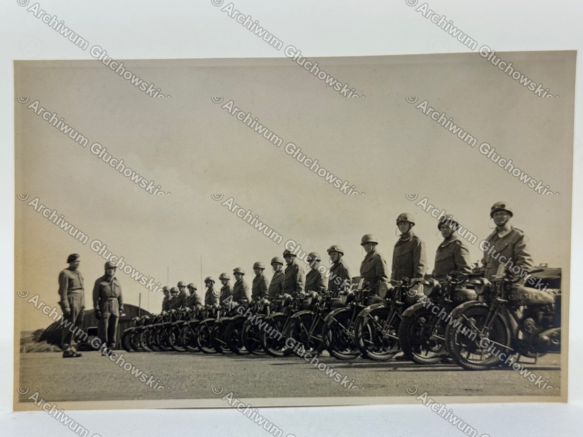 Fotografia — Święto Łączności, obóz pod Kinross (Szkocja), 1945. Żołnierze-motocykliści łączności w szyku