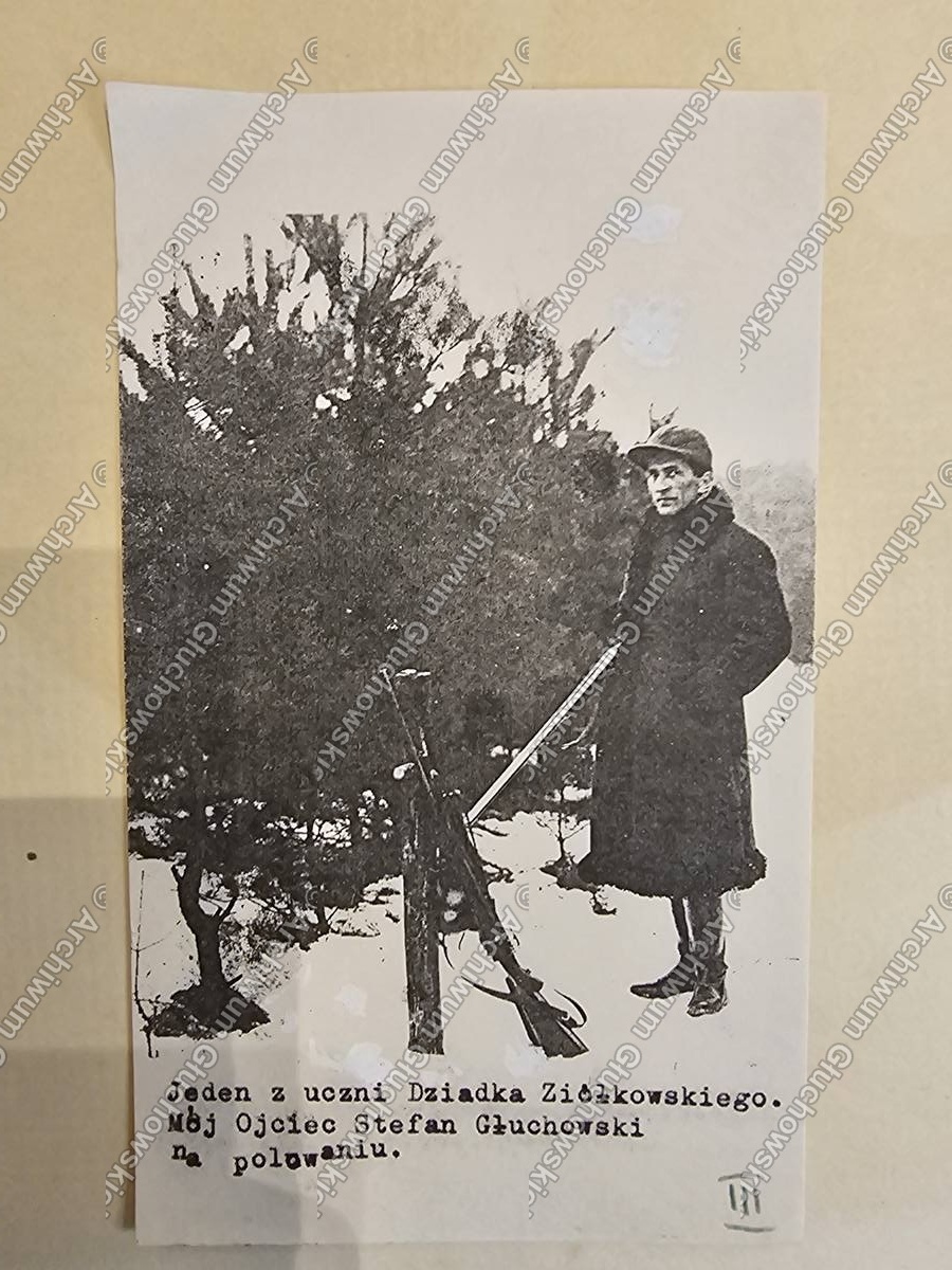 Fotografia — Stefan Głuchowski na polowaniu. Podpis Krzysztofa: 'Jeden z uczni Dziadka Ziółkowskiego'