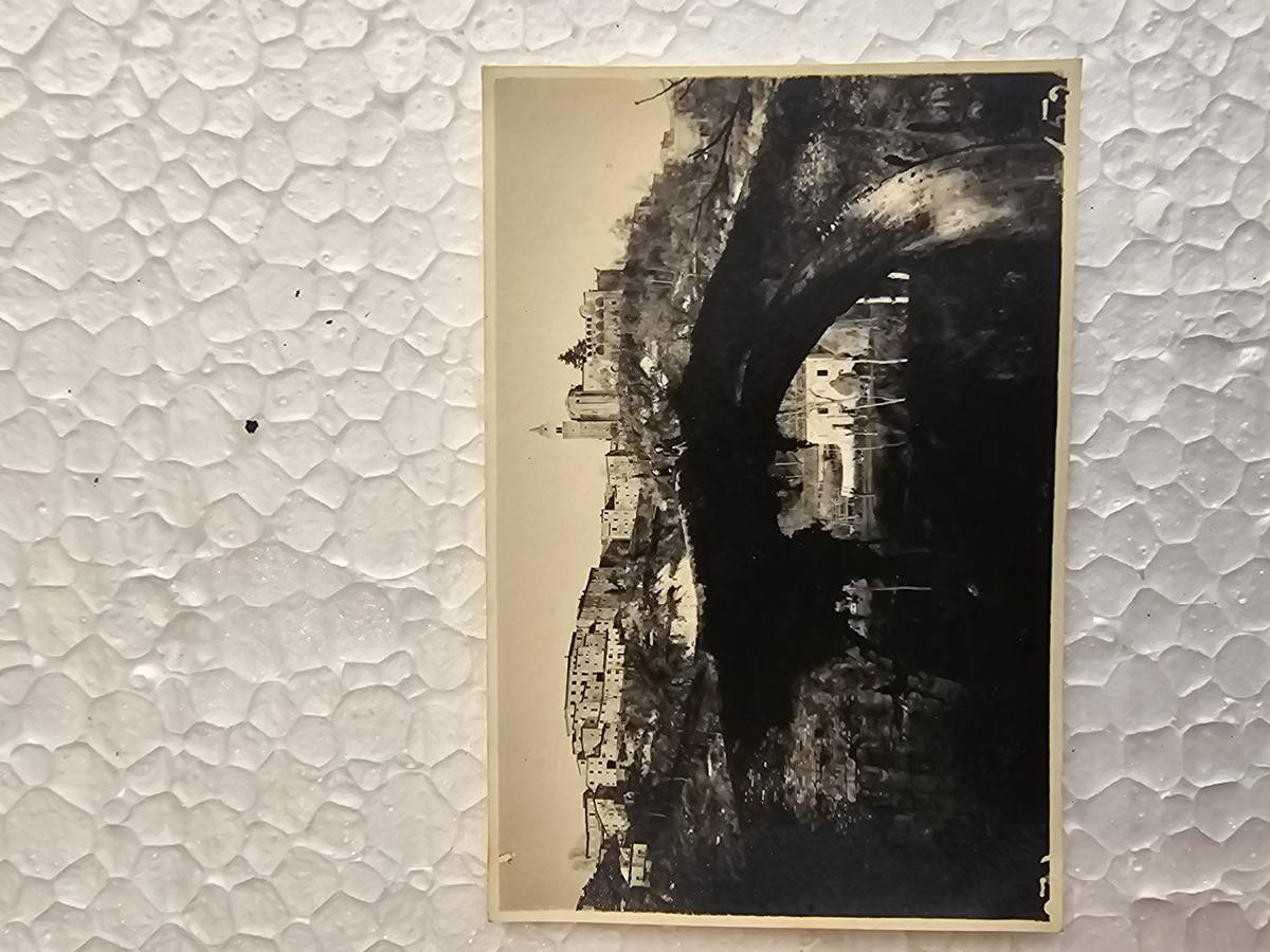 Miasteczko przez łuk romański — Włochy 1945–46