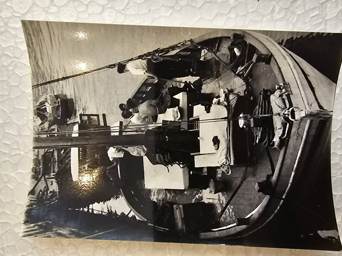 SS Valkyrien — łódź rybacka przy burcie, 1946